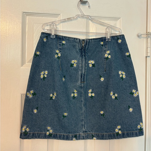 H&M divided denim daisy flower skirt (size 2) - Picture 2 of 4